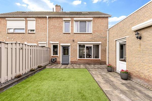 Foto - Te koop: Ruime 2-onder-1-kapwoning met dubbele garage, eigen oprit en fijne tuin